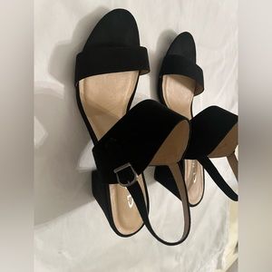 New Never Worn Chinese Laundry Black Strap Velvety Heels Open Toe Size 10